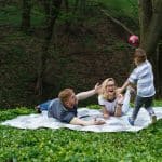 Kreatywne zabawy na piknik rodzinny w lesie lub na łące